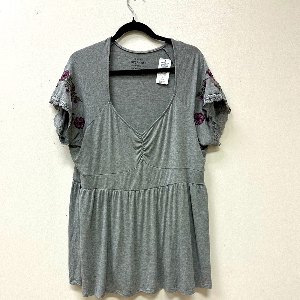 Torrid ladies top gray with flowers on sleeve 3X